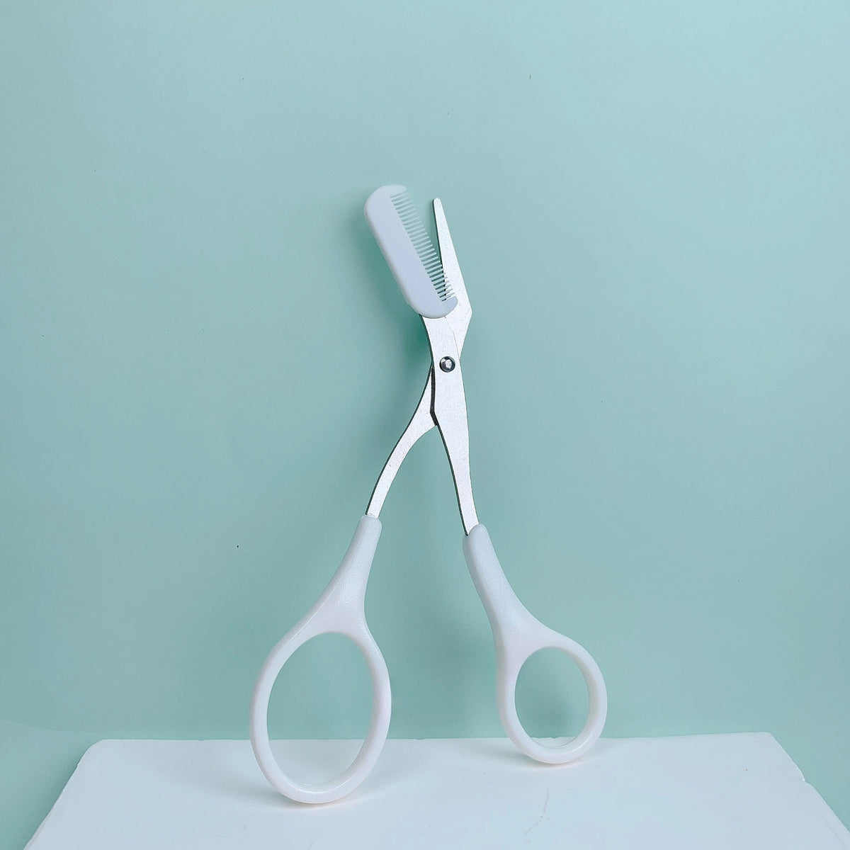 Eyebrow Trimming Scissors with built-in comb - Creating Perfect Eyebrows