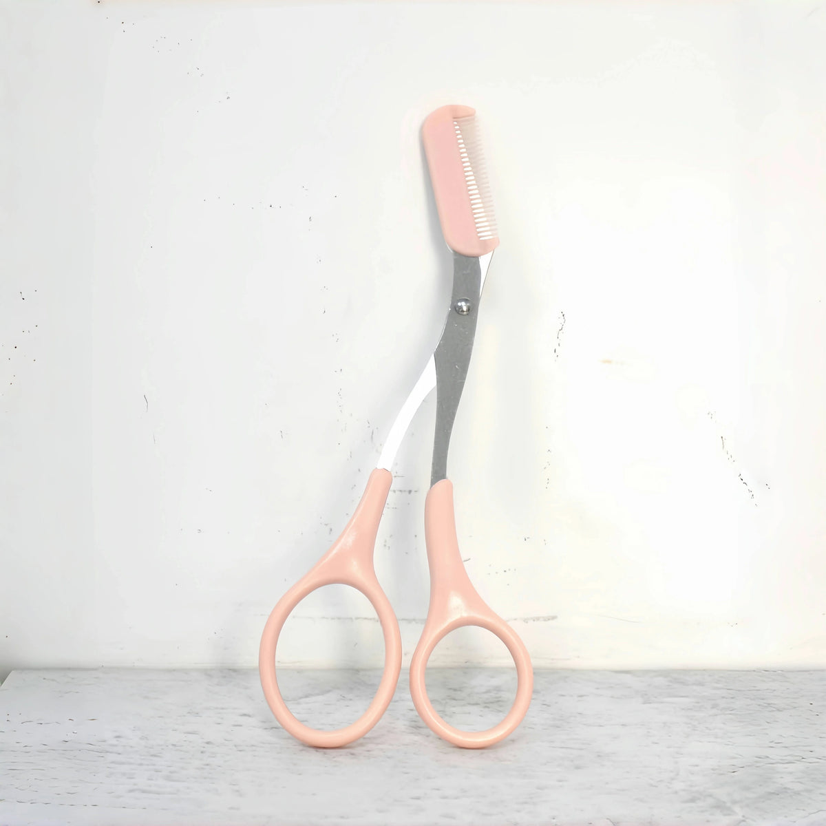 Eyebrow Trimming Scissors with built-in comb - Creating Perfect Eyebrows