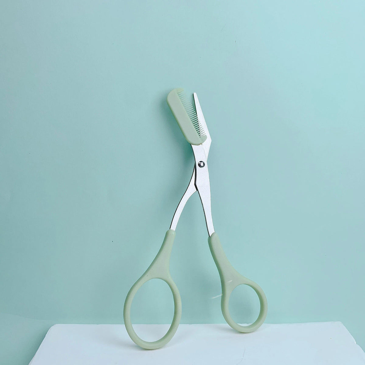 Eyebrow Trimming Scissors with built-in comb - Creating Perfect Eyebrows